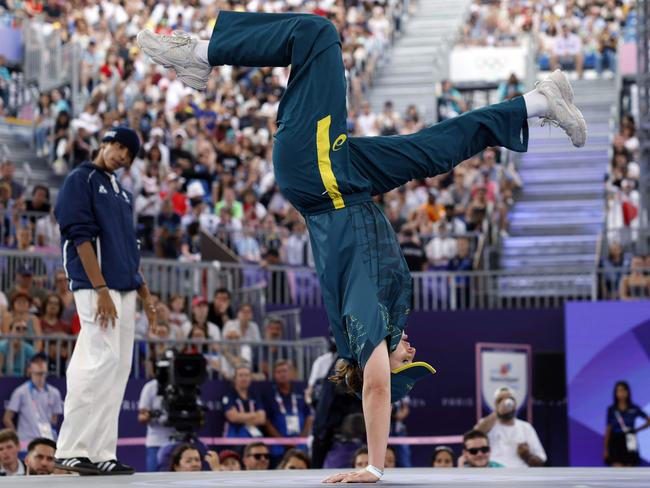 Australia's Rachael Gunn (R), known as Raygun competes against France's Sya Dembele, known as Syssy in the Women's Breaking dance Round robin of the Paris 2024 Olympic Games at La Concorde in Paris, on August 9, 2024. (Photo by Odd ANDERSEN / AFP)