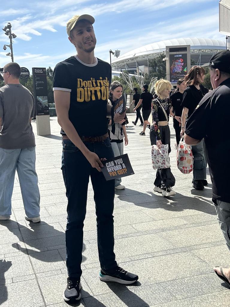 SA Unions campaigning against Peter Dutton on the footbridge towards Adelaide Oval. Picture: Supplied.