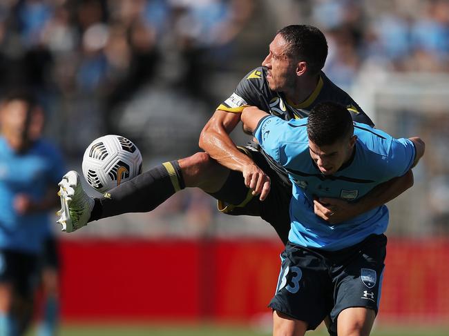 SYDNEY, AUSTRALIA - FEBRUARY 28: Mark Milligan of the Bulls competes for the ball against Patrick Wood of Sydney FC during the A-League match between Sydney FC and Macarthur FC at Netstrata Jubilee Stadium, on February 28, 2021, in Sydney, Australia. (Photo by Matt King/Getty Images)