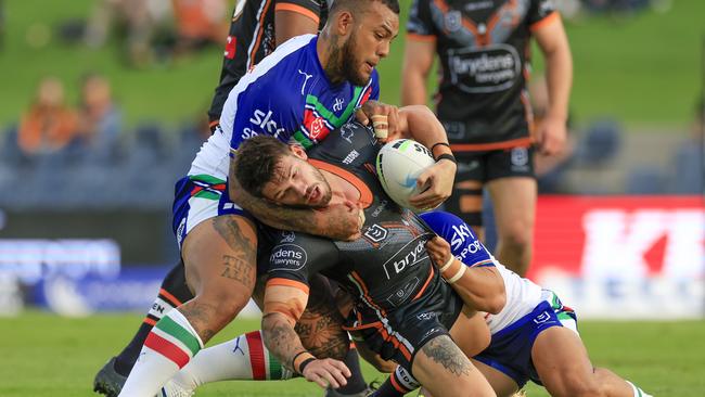 Oliver Gildart is wrapped up by the Warriors. Picture: Mark Evans/Getty Images