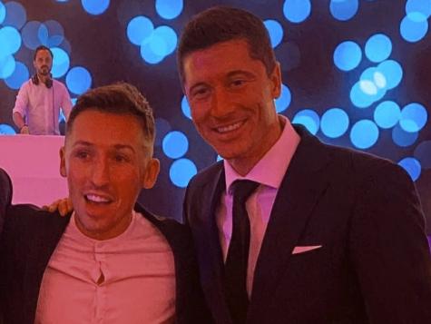 Radoslaw Majewski with Bayern Munich star Robert Lewandovski.