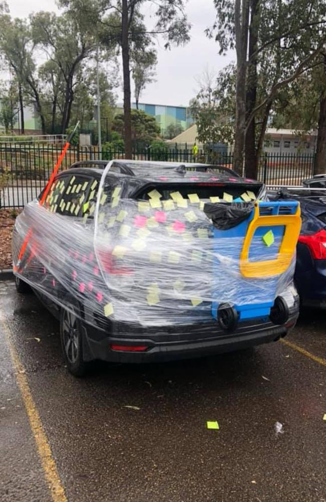 Students have posted sticky notes on teacher’s cars.