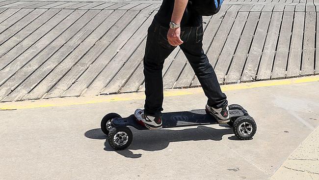 MELBOURNE,AUSTRALIA-NewsWire Photos JANUARY 13, 2021: Melbourne got to a top of 25 degrees today as people relaxed at the bayside beaches. A man rides his electric skateboard at St Kilda.  Picture : NCA NewsWire / Ian Currie