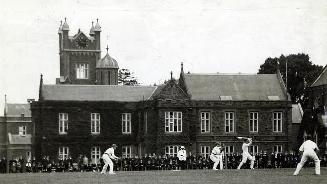 The cricket teams of Melbourne Grammar and Scotch College playing at Melbourne Grammar in 1939. Picture: HWT