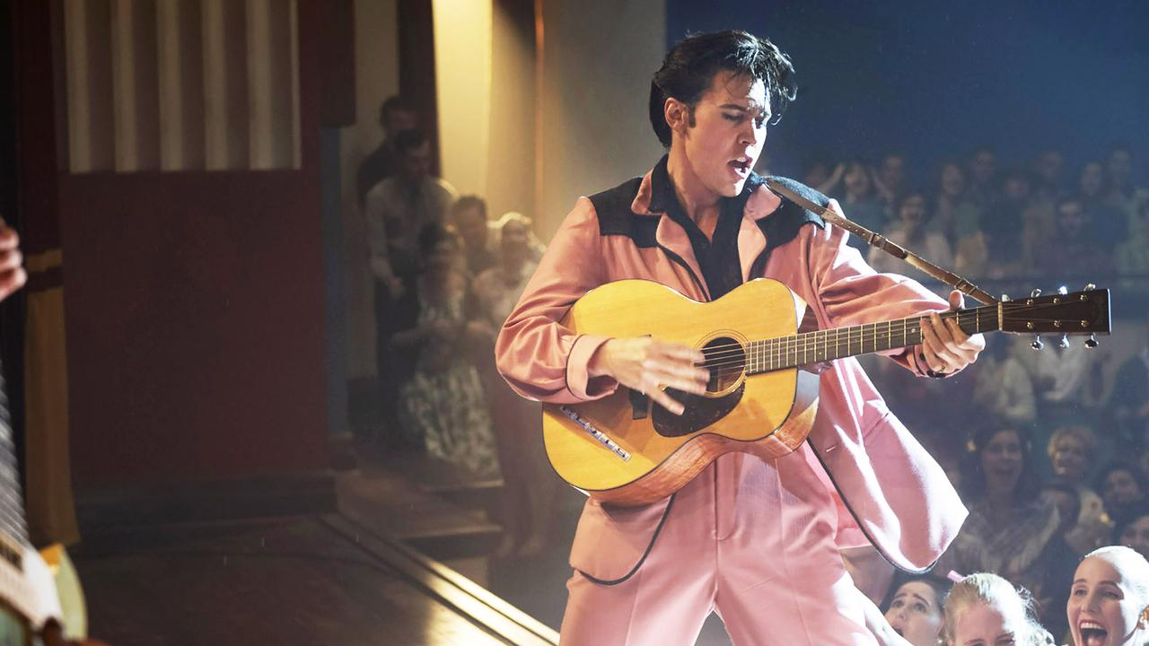 AUSTIN BUTLER as Elvis in Warner Bros Pictures’ drama “ELVIS,” a Warner Bros Pictures release. Photo by Hugh Stewart