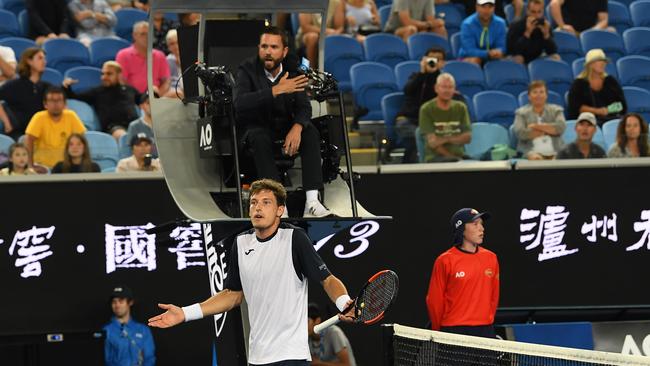 Pablo Carreno Busta argues with the umpire. (AAP Image/Julian Smith) 