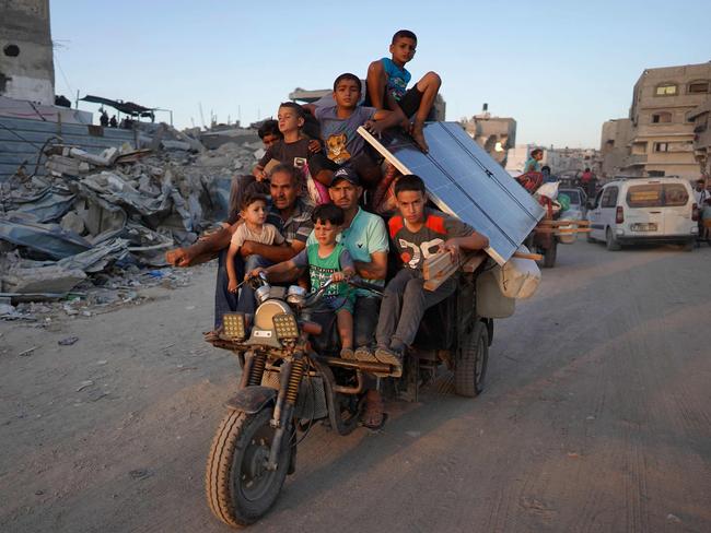 Displaced Palestinians leave an area in east Khan Yunis. Picture: Bashar TALEB / AFP