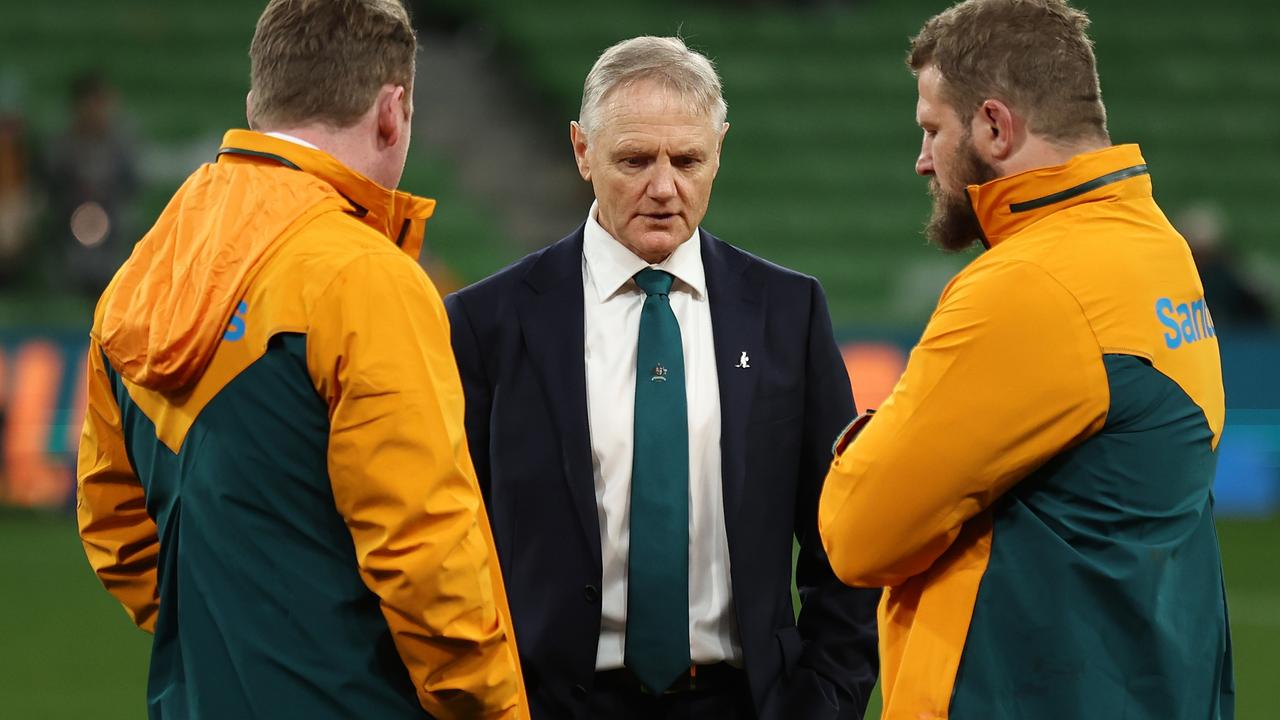 Joe Schmidt (C), head coach of the Wallabies talks to James Slipper (Photo by Cameron Spencer/Getty Images)