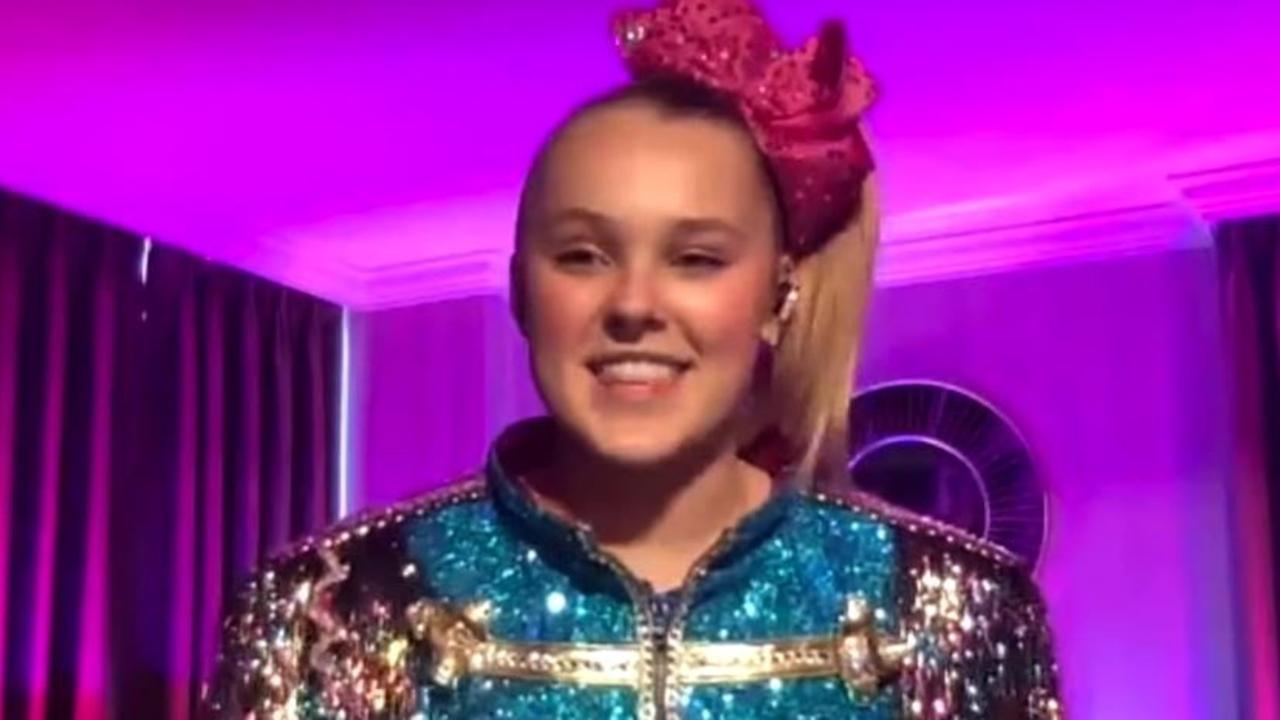 JoJo Siwa ditches iconic big bow, unveils new short pink hair | Geelong ...