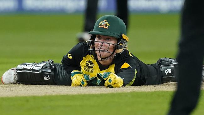 Alyssa Healy hits the deck. Picture: AAP