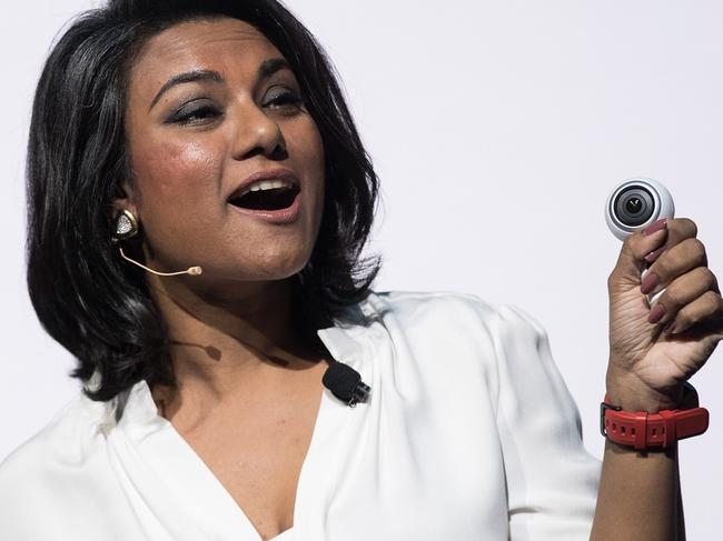 NEW YORK, NY - MARCH 29: Suzanna De Silva, director of product strategy at Samsung, holds up a new version of the Samsung Gear 360 camera during a launch event for the Samsung Galaxy S8, March 29, 2017 in New York City. Following the recall and discontinuation of the Samsung Galaxy Note 7, the Galaxy S8 is the new flagship smartphone for Samsung.   Drew Angerer/Getty Images/AFP == FOR NEWSPAPERS, INTERNET, TELCOS & TELEVISION USE ONLY ==