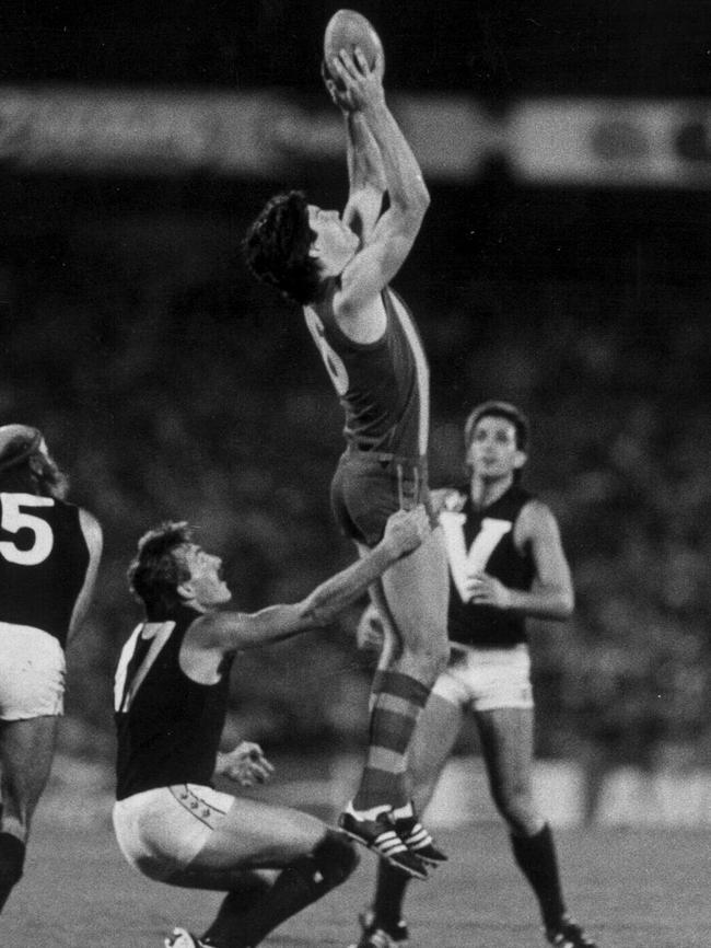 Stephen Kernahan outmarks Bruce Doull and John Kennedy Jr.