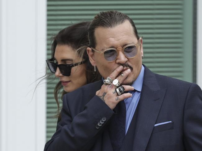 Johnny Depp smokes during a break in his trial. Picture: Getty Images.