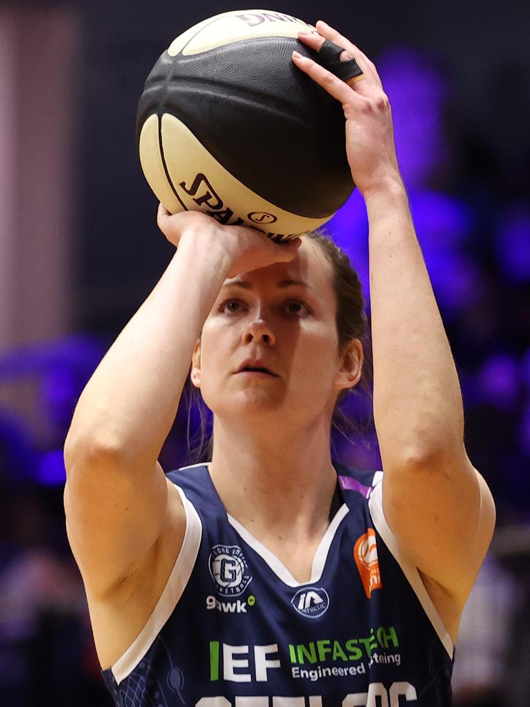 GEELONG, AUSTRALIA - OCTOBER 30: Keely Froling of Geelong United shoots during the round one WNBL match between Geelong United and Townsville Fire at The Geelong Arena, on October 30, 2024, in Geelong, Australia. (Photo by Kelly Defina/Getty Images)