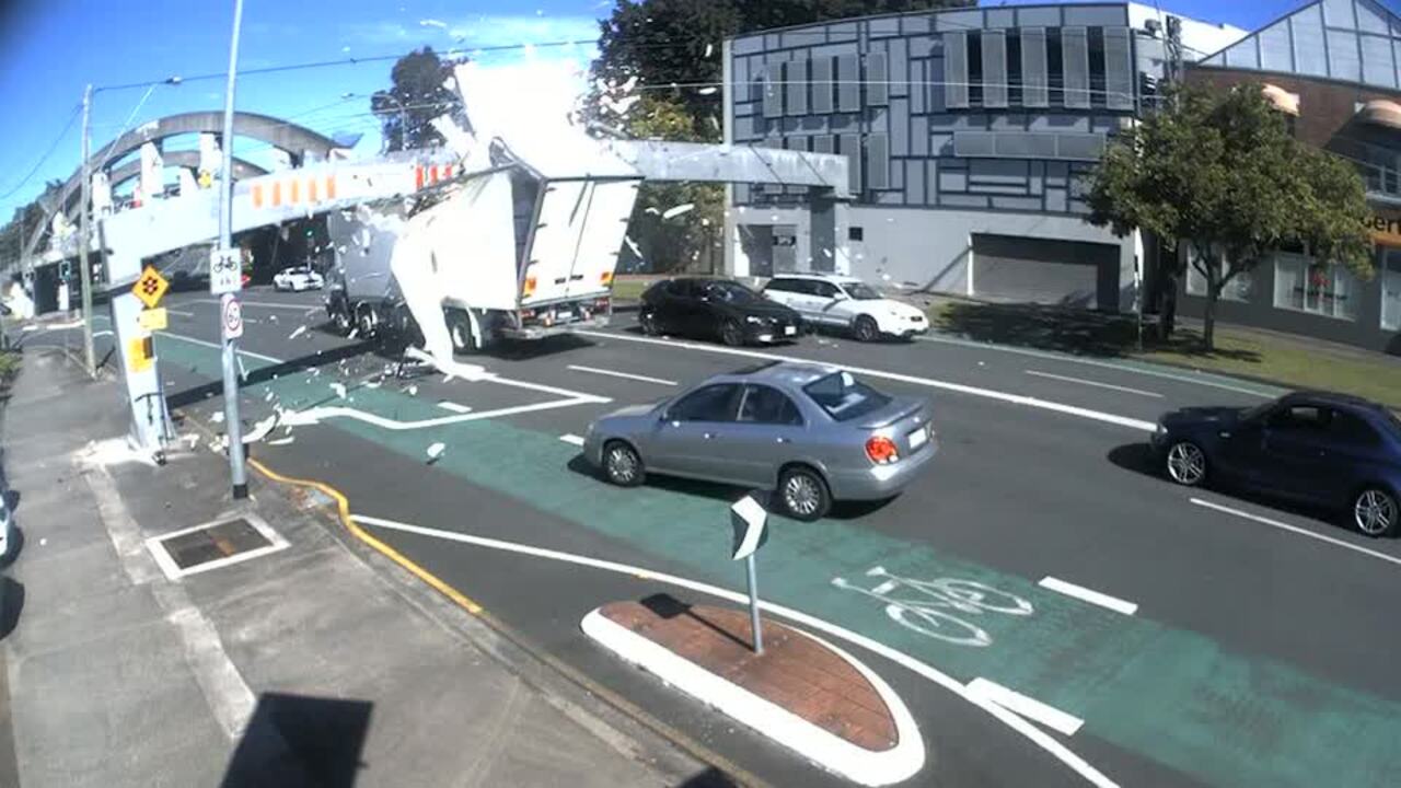 Truck crashes into Annerley Road bridge
