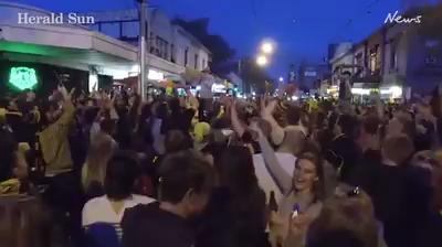 Richmond fans go wild in Swan St