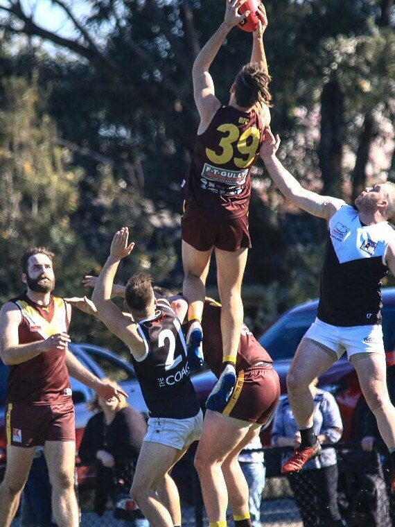 Zak Robinson pulls in a screamer for Boronia. Picture: Davis Harrigan