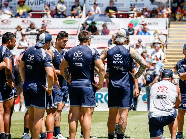Cowboys coach Paul Green addresses the North Queensland Cowboys squad training session, in Townsville, Queensland, Tuesday, September 26, 2017. (AAP Image/Michael Chambers) NO ARCHIVING
