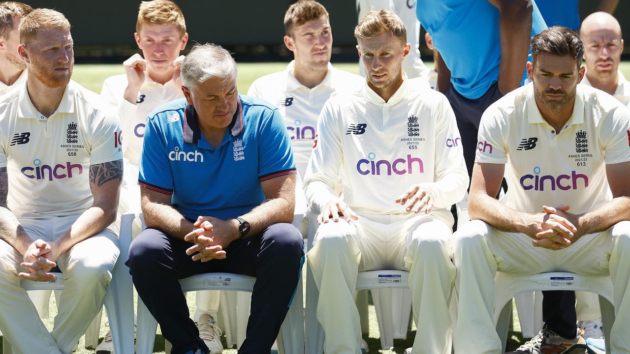 MELBOURNE, AUSTRALIA - DECEMBER 24: England head coach Chris Silverwood (2L) speaks to Joe Root of England (2R) before posing for a team photo during an England Ashes squad nets session at Melbourne Cricket Ground on December 24, 2021 in Melbourne, Australia. (Photo by Daniel Pockett/Getty Images)