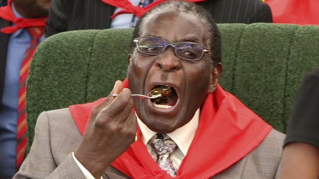 Zimbabwe's President Robert Mugabe eats birthday cake during his 85th birthday celebrations in Chinhoyi, Zimbabwe, 28/02/2009.