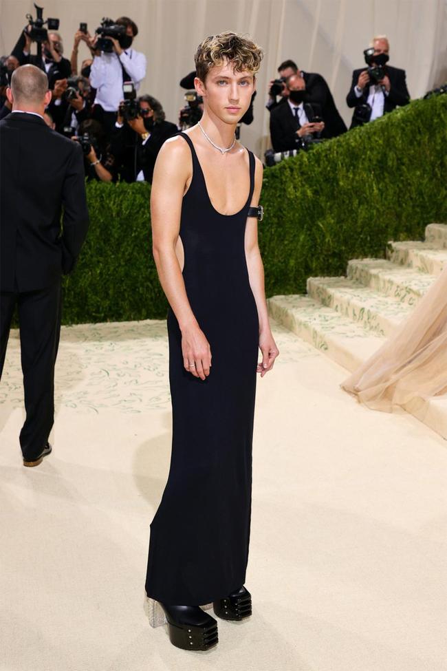Troye Sivan wears Altu at the 2021 Met Gala.