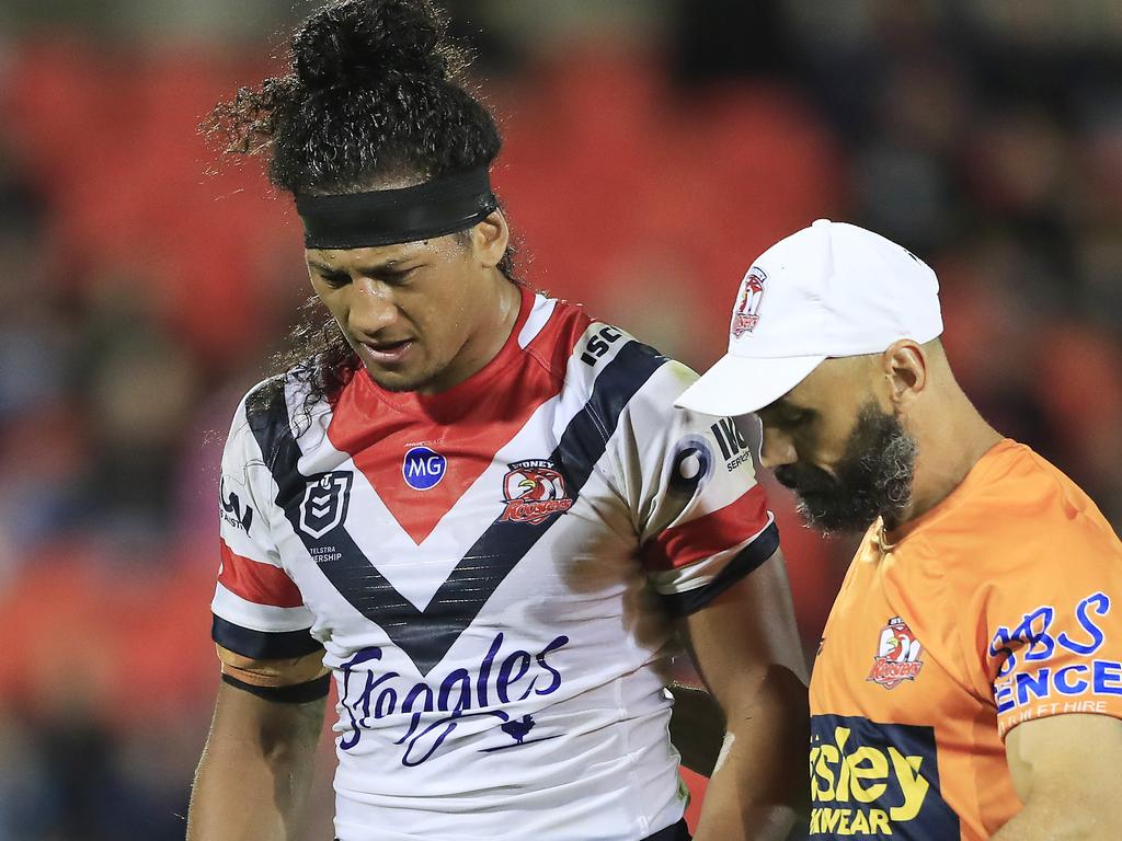 Sitili Tupouniua of the Roosters walks off with an injury