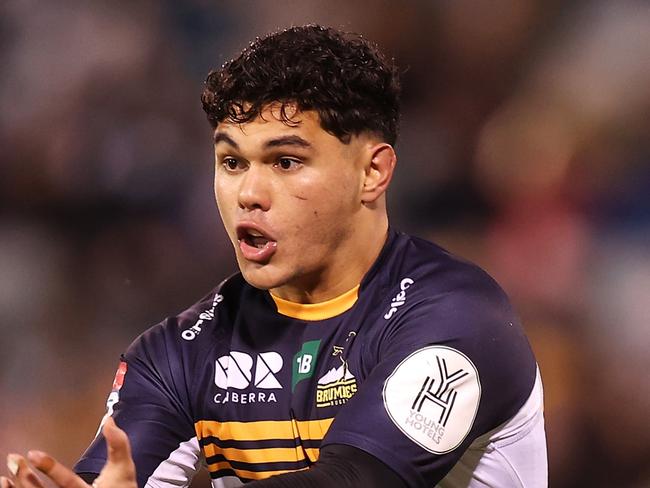 CANBERRA, AUSTRALIA - JUNE 04: Noah Lolesio of the Brumbies passes  during the Super Rugby Pacific Quarter Final match between the ACT Brumbies and the Hurricanes at GIO Stadium on June 04, 2022 in Canberra, Australia. (Photo by Mark Kolbe/Getty Images)