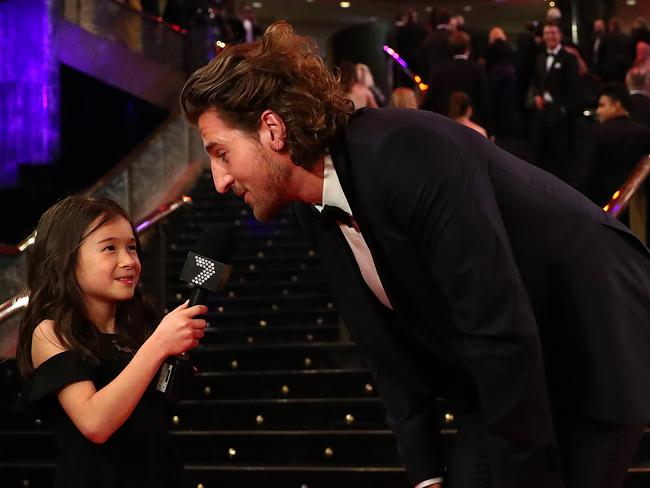 Isla Roschow gets her mum a hug from Bulldogs star Marcus Bontempelli.