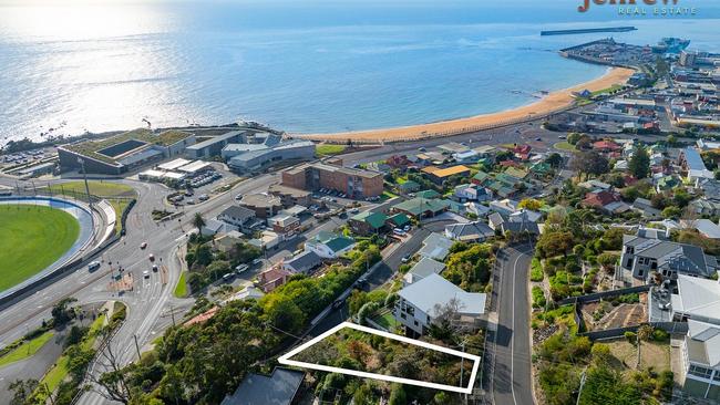 27 Regent Street, Burnie, Tas 7320. Picture: Jenrew Real Estate