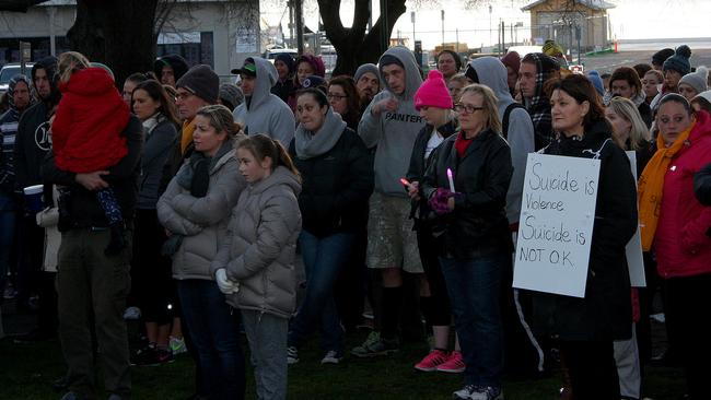 More than 250 people step out for Lifeline’s annual Out of the Shadows ...