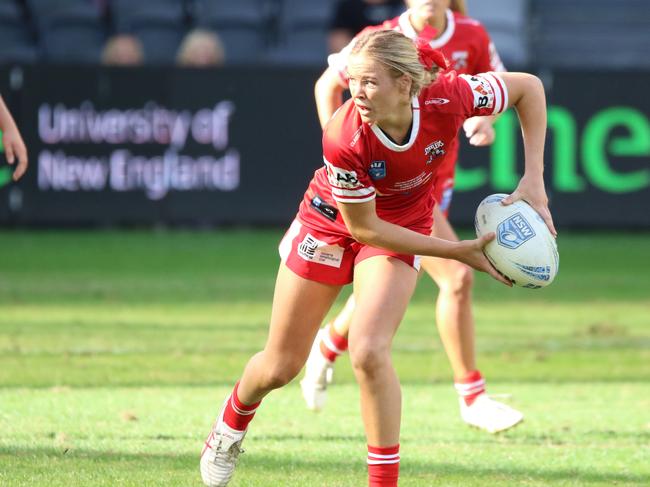 Evie McGrath passes for Illawarra. Picture: Warren Gannon Photography