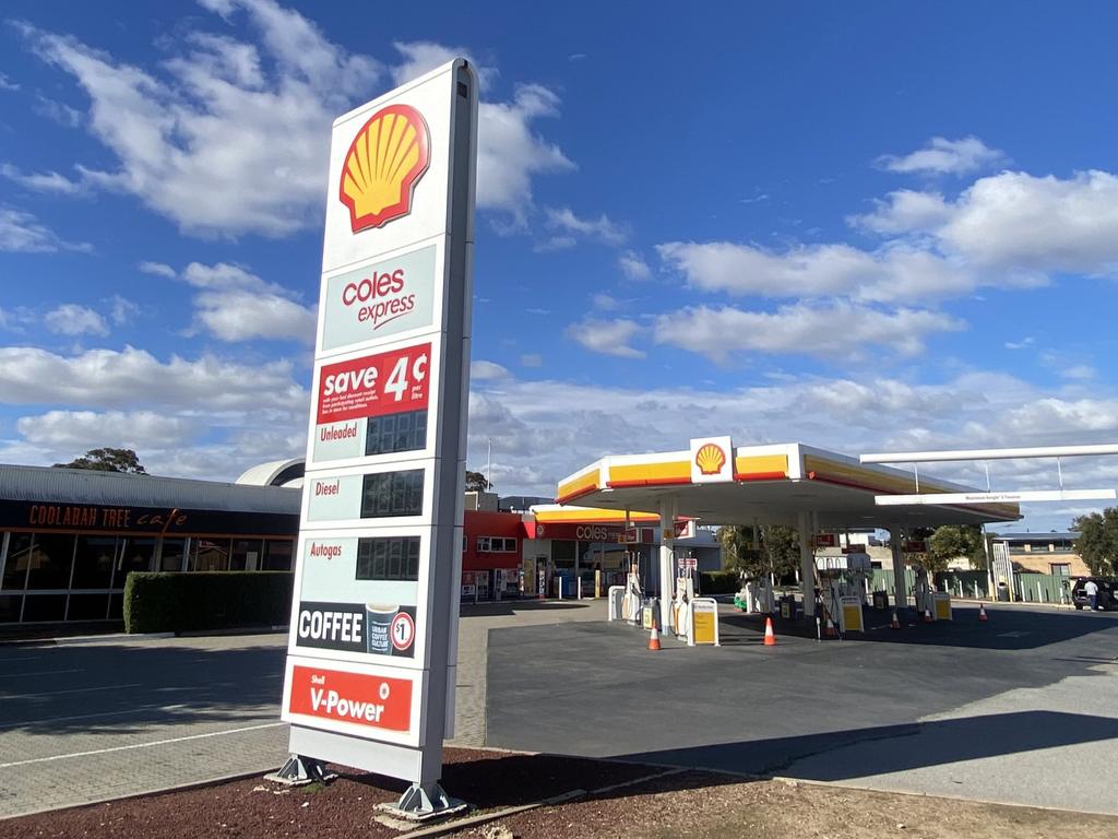 Authorities have identified the Shell service station in Tailem Bend as a Covid exposure site linked to two Covid-positive removalists from Sydney. Picture: Harvey Biggs/Nine News Adelaide