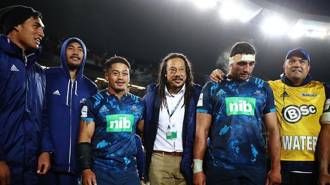 Blues management have urged Tana Umaga to remain at the struggling Super Rugby side.