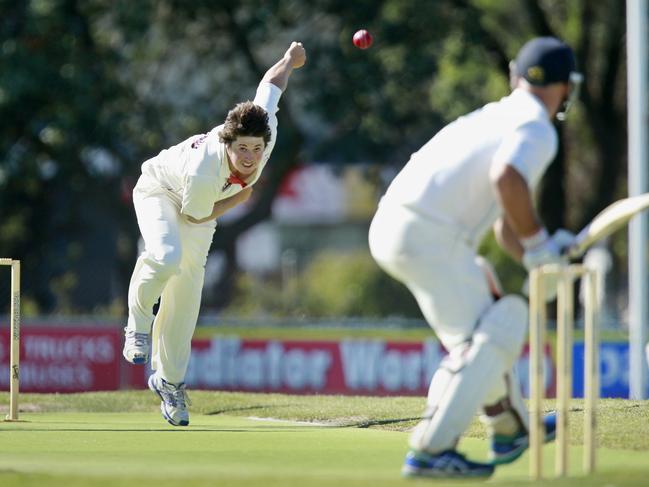 Boneo recruit Chris King bowling for Sorrento in a grand final. Picture: Valeriu Campan