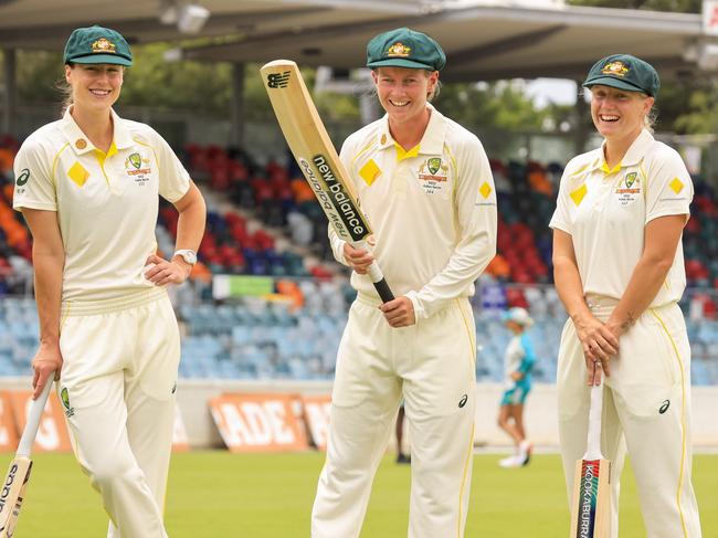 CANBERRA, AUSTRALIA - JANUARY 26: Ellyse Perry (L) Meg Lanning (captain) and Alyssa Healy (R) of Australia pose for a photo during a Women's Ashes series media opportunity at Manuka Oval on January 26, 2022 in Canberra, Australia. (Photo by Mark Evans/Getty Images)