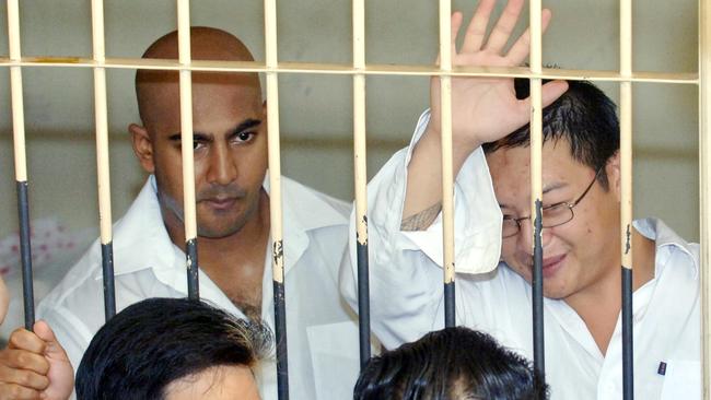 Australians Myuran Sukumaran and Andrew Chan wave to well-wishers as before their trial in Denpasar, on Bali island, 14 February 2006. Picture: AFP