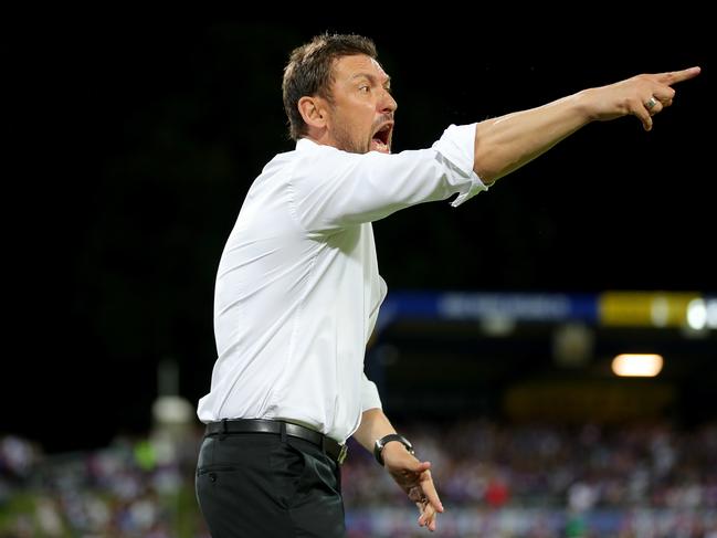 PERTH, AUSTRALIA - FEBRUARY 01: Tony Popovic of the Perth Glory gives out instructions during the round 17 A-League match between the Perth Glory and the Melbourne Victory at HBF Park on February 01, 2020 in Perth, Australia. (Photo by James Worsfold/Getty Images)