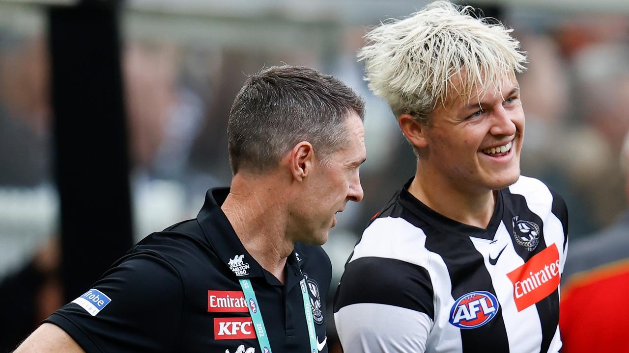 Craig McRae, Senior Coach of the Magpies, speaks with Jack Ginnivan. Picture: Michael Willson