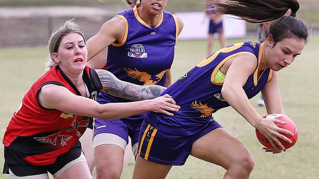 Vermont’s Casidee Cullen looks to break a tackle. Picture : Ian Currie