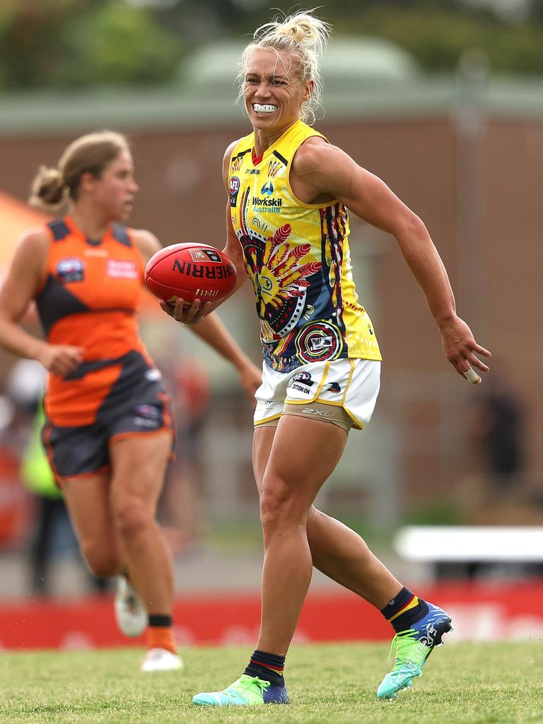 Star Crow Erin Phillips after landing awkwardly on her knee. Picture: Phil Hillyard