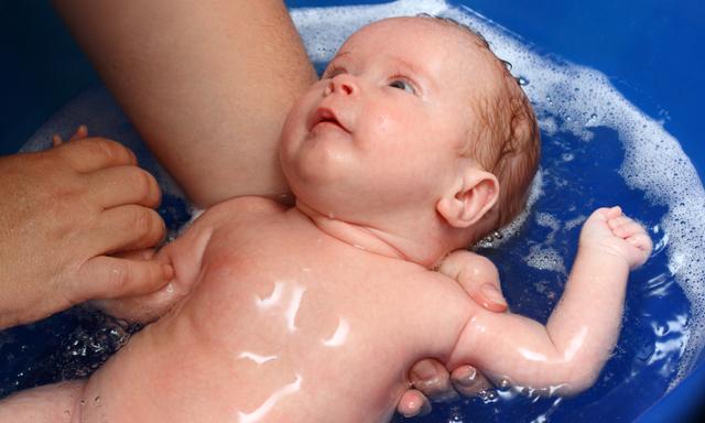 Do Babies Need A Bath Every Day - How To Bathe Your Newborn For The First Time Pampers / Make sure the room is warm.