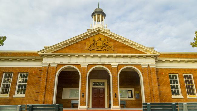 Generic shots of Griffith Courthouse