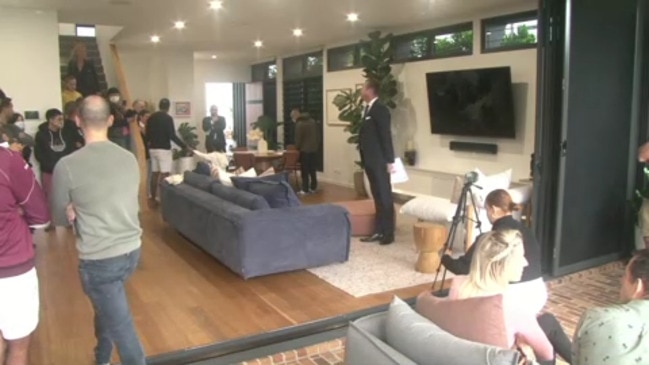 Replay: Brisbane house auctions -  76 Carranya St, Camp Hill