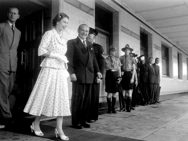 Historic: Royal Visits: Queen Elizabeth: 1954 Queen Elizabeth visit to Lismore in 1954 at the Gollan Hotel. Photo The Northern Star Archives