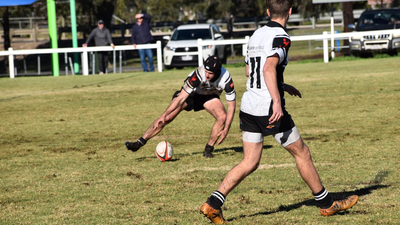 Chris Shaw in possession for the Warwick Water Rats in their B-grade clash with Toowoomba Bears at the club's reunion round on July 10, 2021.