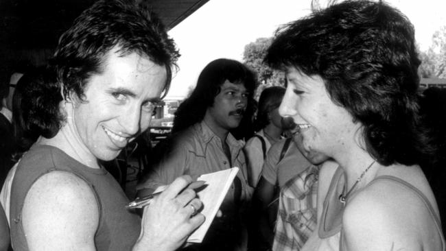 Singer Bon Scott signing autograph for fan Vicki Miles of Bondi during AC/DC band tour 26 Nov 1976. acdc ac dec 1970s band/ac/dc