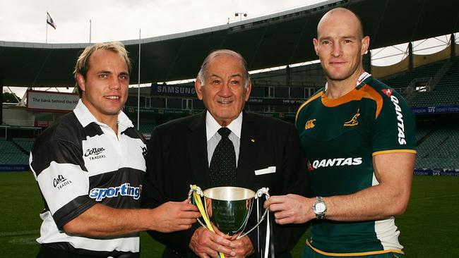 (L to R) Phil Waugh, Sir Nicholas Shehadie and Stirling Mortlock pose with the Nicholas Shehadie Cup.