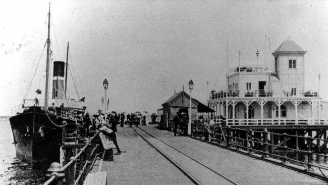 Glenelg jetty and pavilion in 1908.