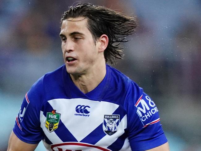 SYDNEY, AUSTRALIA - AUGUST 02:  Lachlan Lewis of the Bulldogs runs the ball during the round 21 NRL match between the Canterbury Bulldogs and the Brisbane Broncos at ANZ Stadium on August 2, 2018 in Sydney, Australia.  (Photo by Cameron Spencer/Getty Images)