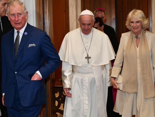 Pope Francis (C) welcomes Britain's Prince Charles and his wife Camilla, Duchess of Cornwall, as they arrive for a private audience on April 4, 2017 at the Vatican. / AFP PHOTO / POOL / Vincenzo PINTO